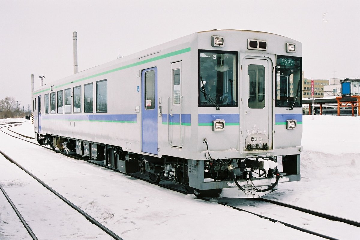 komumodel's tweet photo. ちょっと奇妙なことを言います。
今年でキハ150は32年目になるそうです。
めでたく全員揃って32年目を迎えたようです。

キハ150が誕生したのはキハ22を全滅に追い込むためでした。

で、
キハ22は300台程度あったわけですが
昭和33年から平成6年の誕生全滅です。
全期間を活躍した車はありません。
「全活躍が36年で、いちばん長命は32年稼働車がありました」

・・・・・・。
キハ22の最長寿車は32年
キハ150は全員32年

あれ？キハ150にまだ全滅の気配はない。。。
