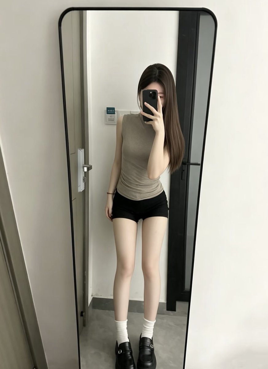 connie71sc7's tweet photo. 刚睡醒
准备十二点啦
还有臭男人在吗
新拍的视频

有人想锐评一下我自己19福嘛 🥹     

看完不许瞎说，赶紧看，看完我删啦….. https://t.co/3zrXKfJRwD