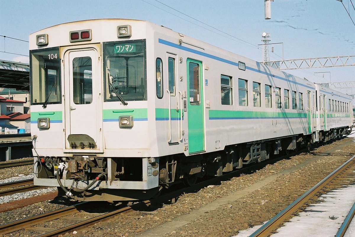 komumodel's tweet photo. ちょっと奇妙なことを言います。
今年でキハ150は32年目になるそうです。
めでたく全員揃って32年目を迎えたようです。

キハ150が誕生したのはキハ22を全滅に追い込むためでした。

で、
キハ22は300台程度あったわけですが
昭和33年から平成6年の誕生全滅です。
全期間を活躍した車はありません。
「全活躍が36年で、いちばん長命は32年稼働車がありました」

・・・・・・。
キハ22の最長寿車は32年
キハ150は全員32年

あれ？キハ150にまだ全滅の気配はない。。。