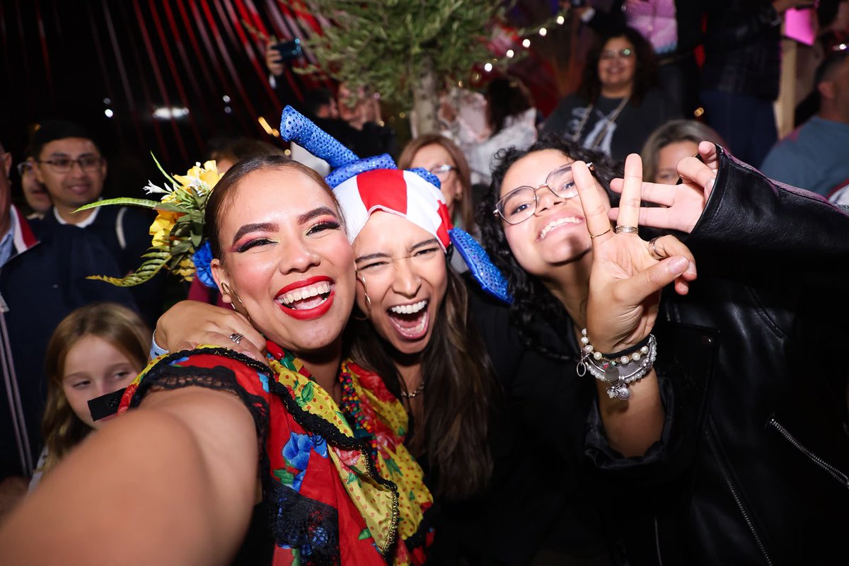 Carnaval_SA's tweet photo. ¡Unas selfies y de una pa’ las redes! 🤳🏻😜
Así vivimos el día #10 en #MacondoPark, con nuestros hacedores y carnavaleros del mundo.🎉🌎

Les confesamos que la magia que habita en #EsLatinaFest es indescriptible. ¡Ojo! Solo quedan 3 fechas. ¡Te esperamos mañana! 

#CarnavalDeBarranquilla #QuienLoViveEsQuienLoGoza