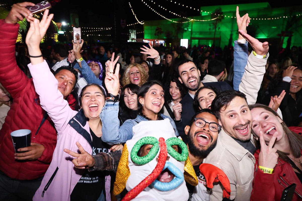 Carnaval_SA's tweet photo. ¡Unas selfies y de una pa’ las redes! 🤳🏻😜
Así vivimos el día #10 en #MacondoPark, con nuestros hacedores y carnavaleros del mundo.🎉🌎

Les confesamos que la magia que habita en #EsLatinaFest es indescriptible. ¡Ojo! Solo quedan 3 fechas. ¡Te esperamos mañana! 

#CarnavalDeBarranquilla #QuienLoViveEsQuienLoGoza