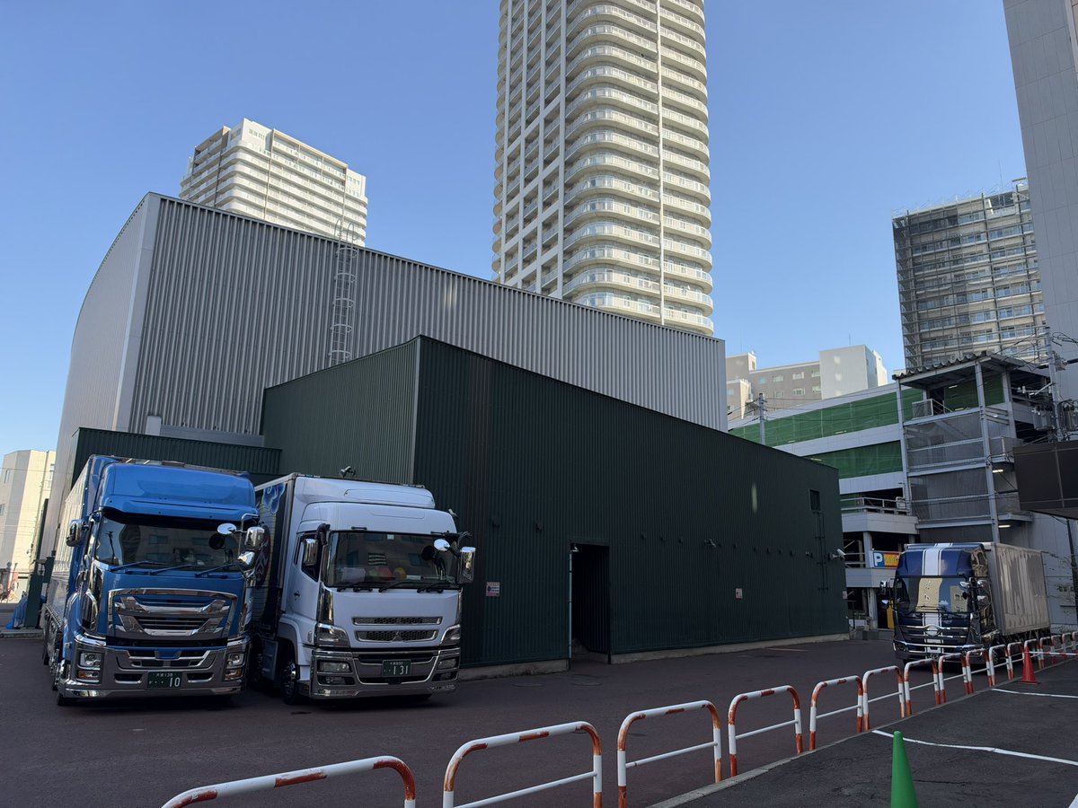 LIFE_TAKE's tweet photo. 朝ホテルを出る時にツアトラまだいました✌️

ただ接近し過ぎて肝心な部分は見えませんでした😭

用事を足して一時間後通った時はすでに出発してしまってました…残念😢 https://t.co/00V5tWwKwg
