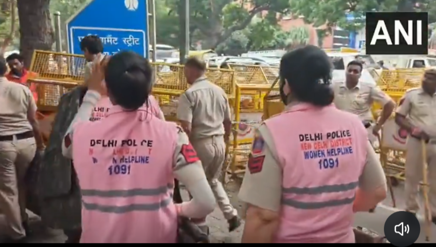 Nanda920619's tweet photo. The women units of the Delhi Police and CRPF are demonstrating remarkable patience and restraint while managing volatile crowds without resorting to brute force. https://t.co/R0JyF7Rlc1