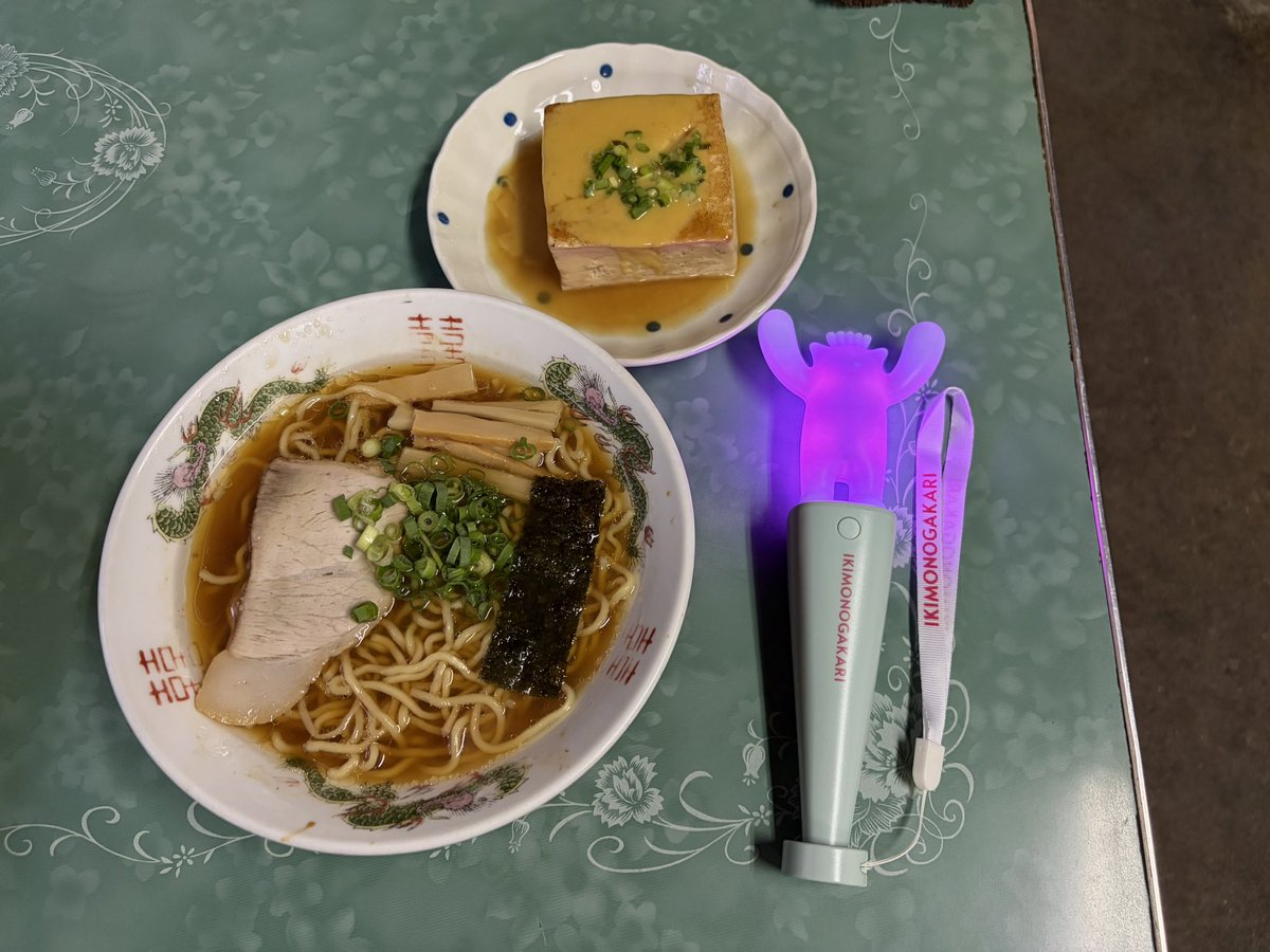 calpispace's tweet photo. 香川と言えばうどんだけど、ラーメンももちろんおいしい😋
みつやの里の中華そばは昔ながらのおいしさで、名物のおでんの焼どうふもオススメ✨
イッキーモンキーを忘れたのでペンライトで代用😂 https://t.co/kAqOTYWqDc
