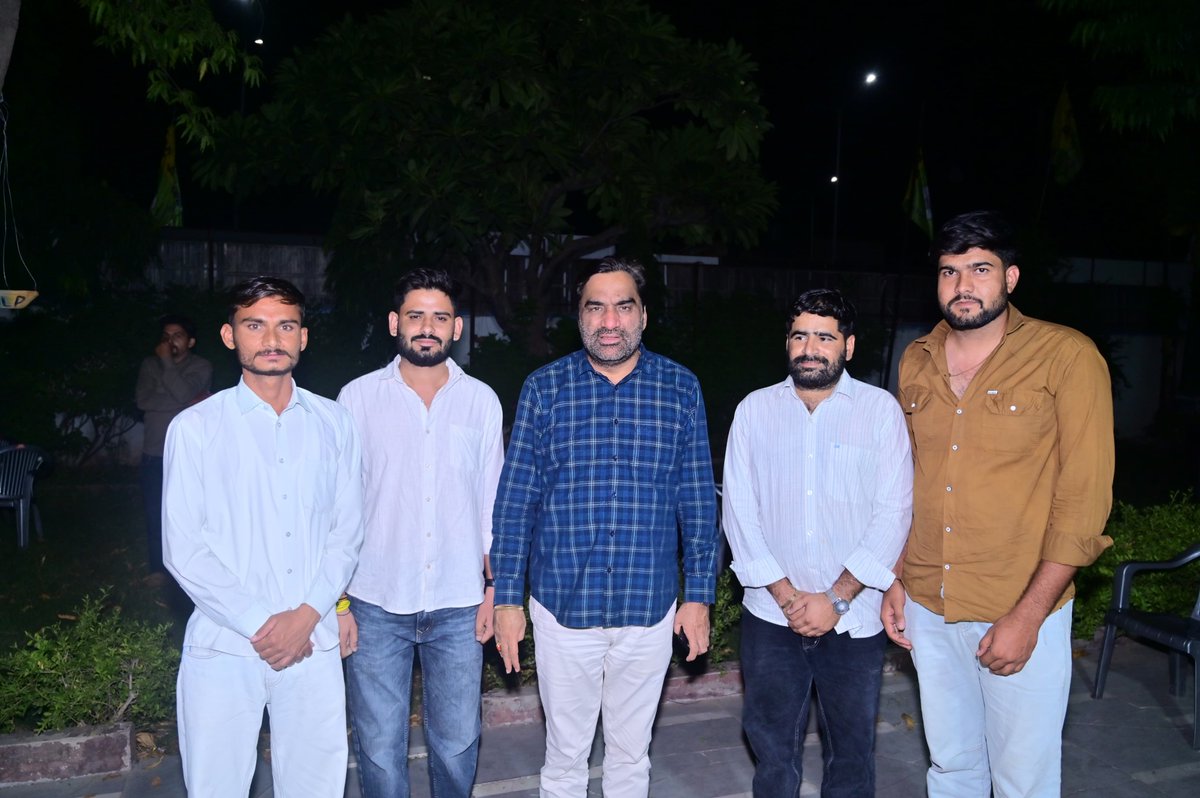 hanumanbeniwal's tweet photo. कल शाम आगंतुकों के साथ मुलाकात @ जयपुर आवास | https://t.co/tt8oXcsznK