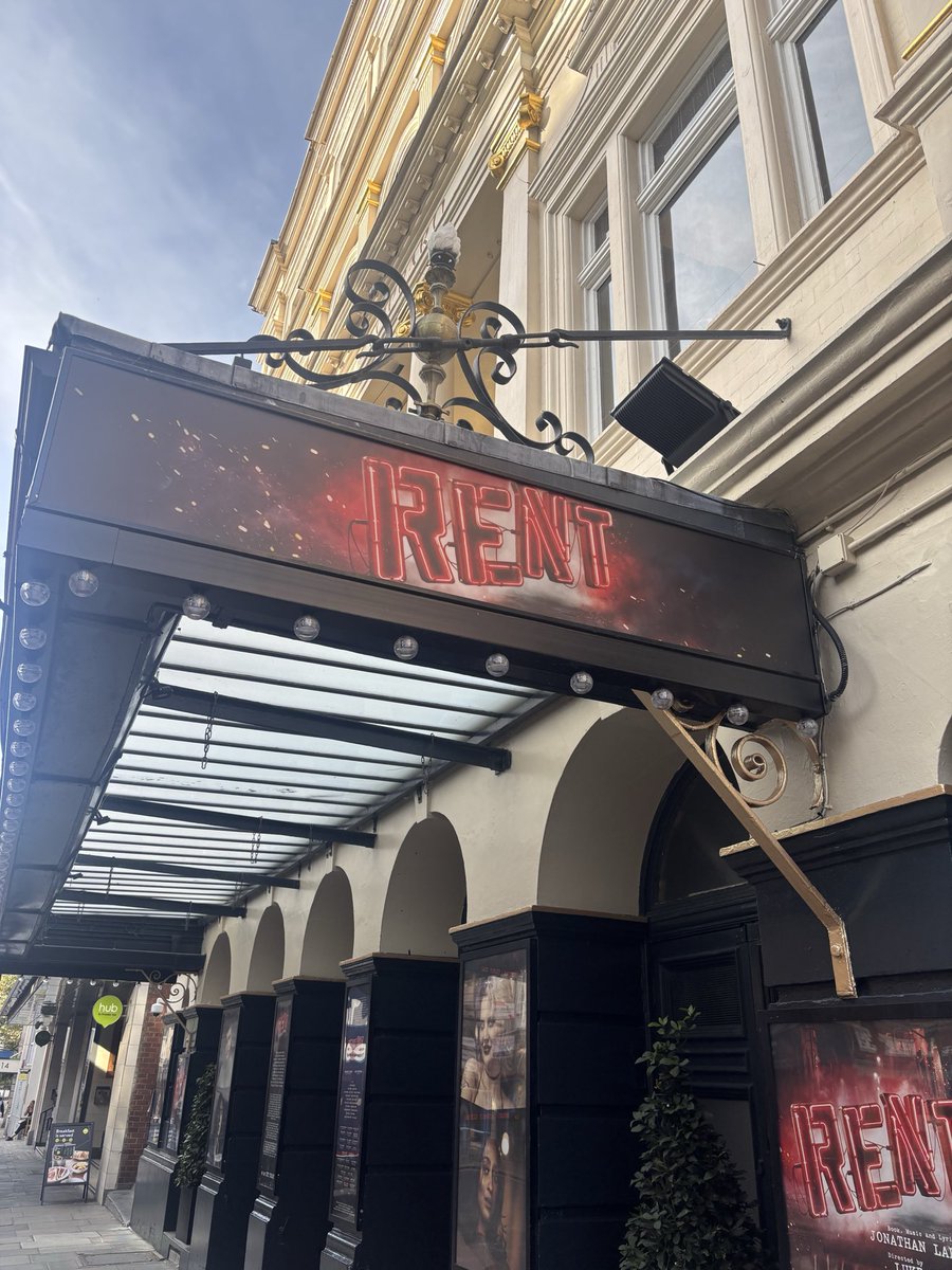 tsukuriii's tweet photo. 3時間並んでロンドンRENTプレビュー初日観てきたよーー！😁RENTってプロダクションによっては激萎えしちゃうんだけど、今回は私の観たかったパッションと若さと作品理解のあるRENTでサイコー😁 https://t.co/w0AWwwP7lb