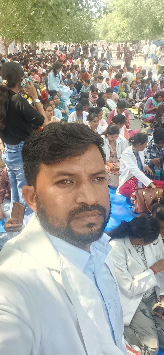 YugveerSingh18's tweet photo. आदरणीय मुख्यमंत्री @myogiadityanath जी, ग्रामीण स्वास्थ्य की रीढ़ बने CHOs के सेवा समर्पण को देखते हुए कैडर निर्माण एवं नियमितीकरण की प्रक्रिया शुरू करने की कृपा करें।
आपकी संवेदनशील सरकार पर हमें पूर्ण भरोसा है। 🙏🩺
@Brajeshpathakup @UPGovt
#UP_CHO_Cadre_Nirman 
#permanentCHO https://t.co/ckTRWqgZFd