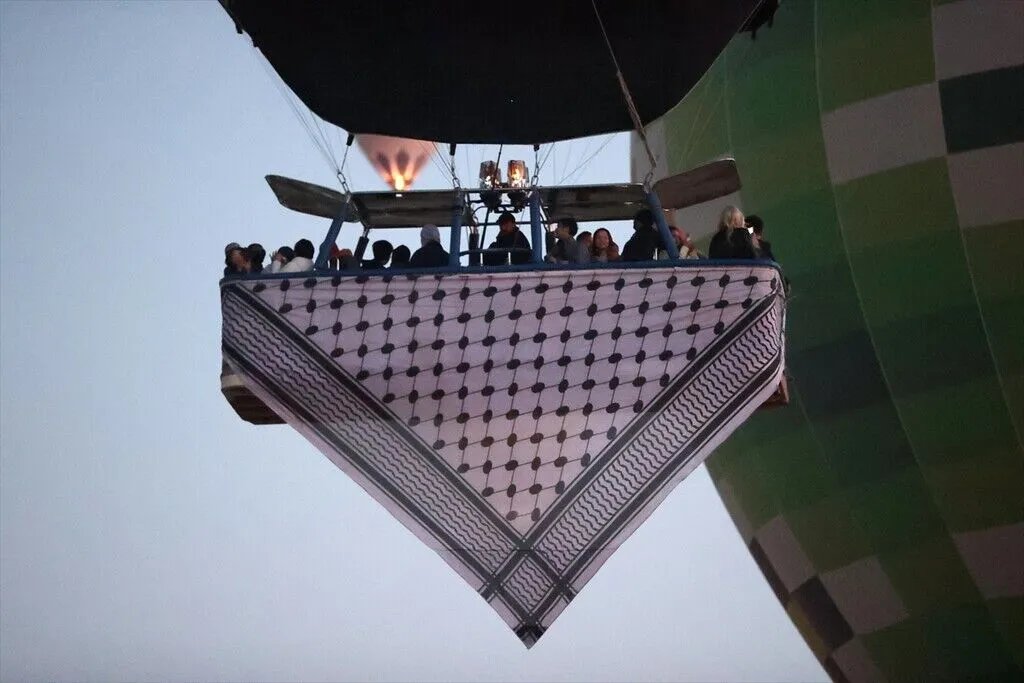gztcom's tweet photo. 🔴Kapadokya'da sıcak hava balonları, Gazzelilere destek için sepetlerine asılan kefiyelerle uçtu https://t.co/knDdt9ZDvF