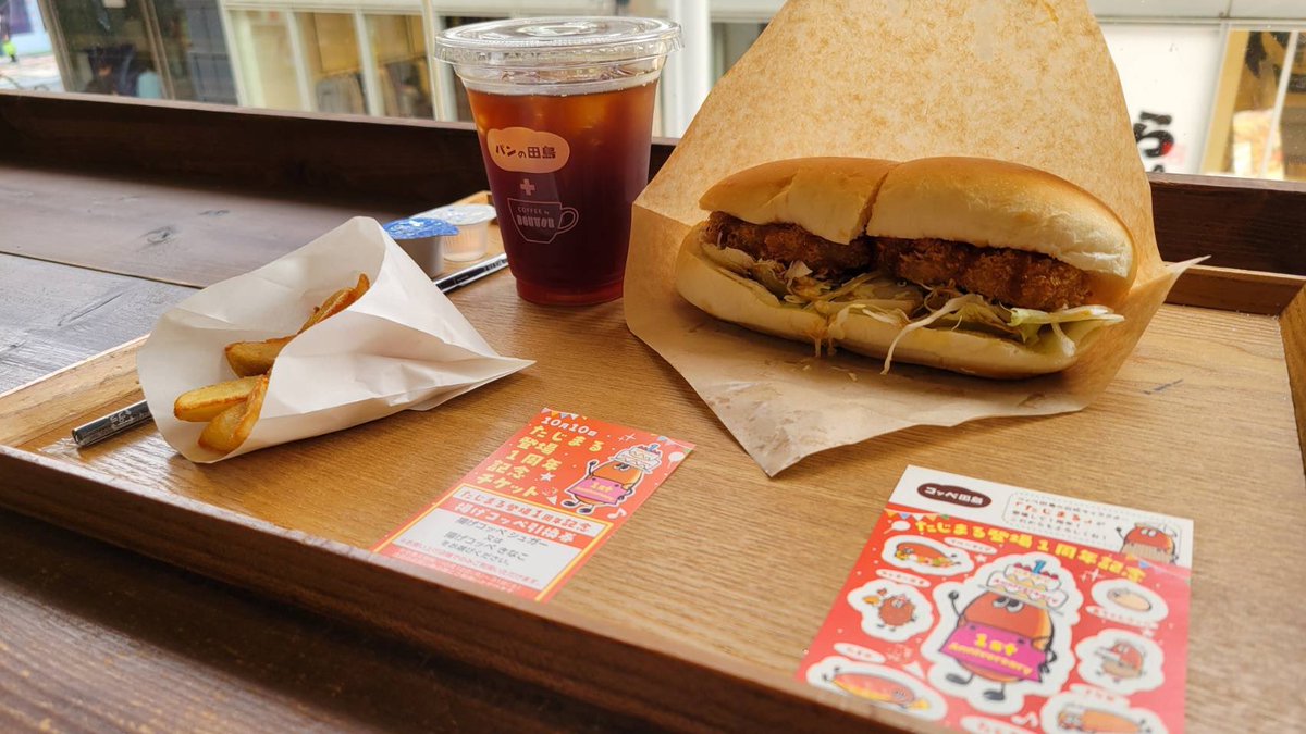 classLabo's tweet photo. #コッペ田島 でコッペパンをシェアしながらのランチ😋

たじまる登場1周年を記念して(金額に応じて)シールや揚げコッペ引換券の配布もあって普段より気持ち賑やかだった😎 https://t.co/fySm6IHAOI