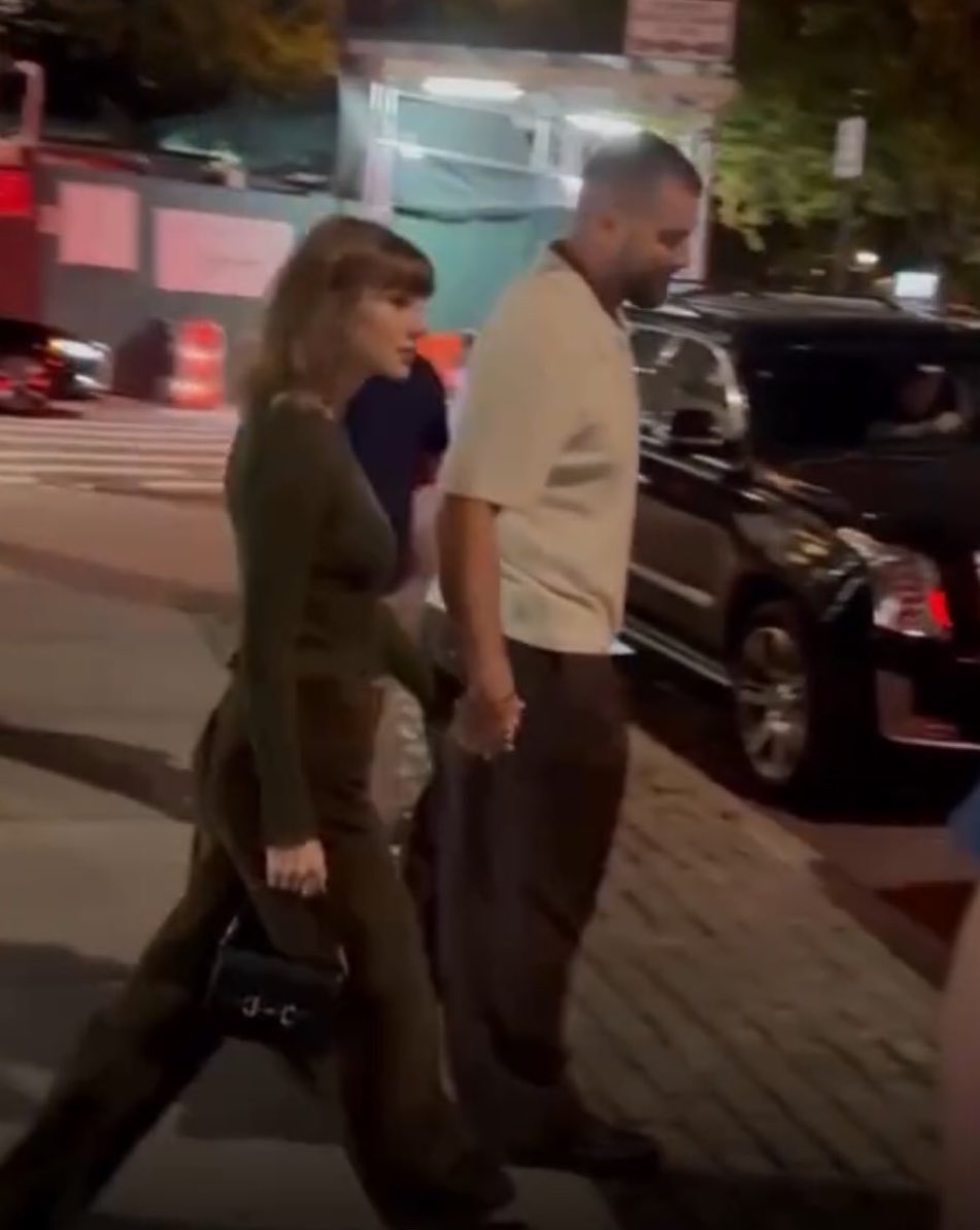 emailsforlu's tweet photo. AGORA NÃO TAYLOR SWIFT EU TO LUTANDO CONTRA O FASCISMO https://t.co/lo5WQgjljk