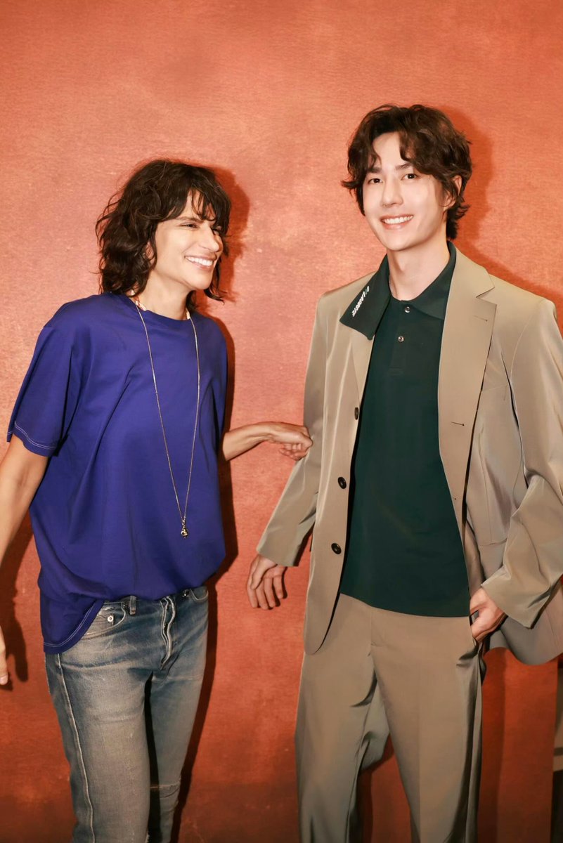 envyofyibo's tweet photo. Wang Yibo beautiful smile with Lacoste Creative Director Pelagia Kolotouros 😆🐊

WANG YIBO LACOSTE PFW SS27
#WangYiboxLacosteSS27 #LACOSTE #LACOSTESS27 #WangYibo https://t.co/omAz4M9nza