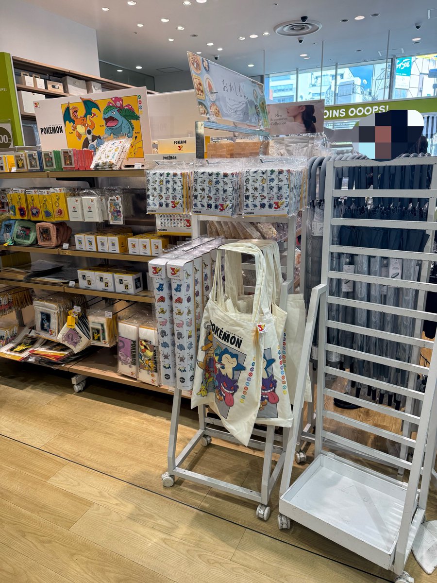 chikoxsdt's tweet photo. やっぱりビニ傘売り切れだった😭でもオンラインで売り切れだったもの、何個か買えてよかった！ https://t.co/OyQgsr43En