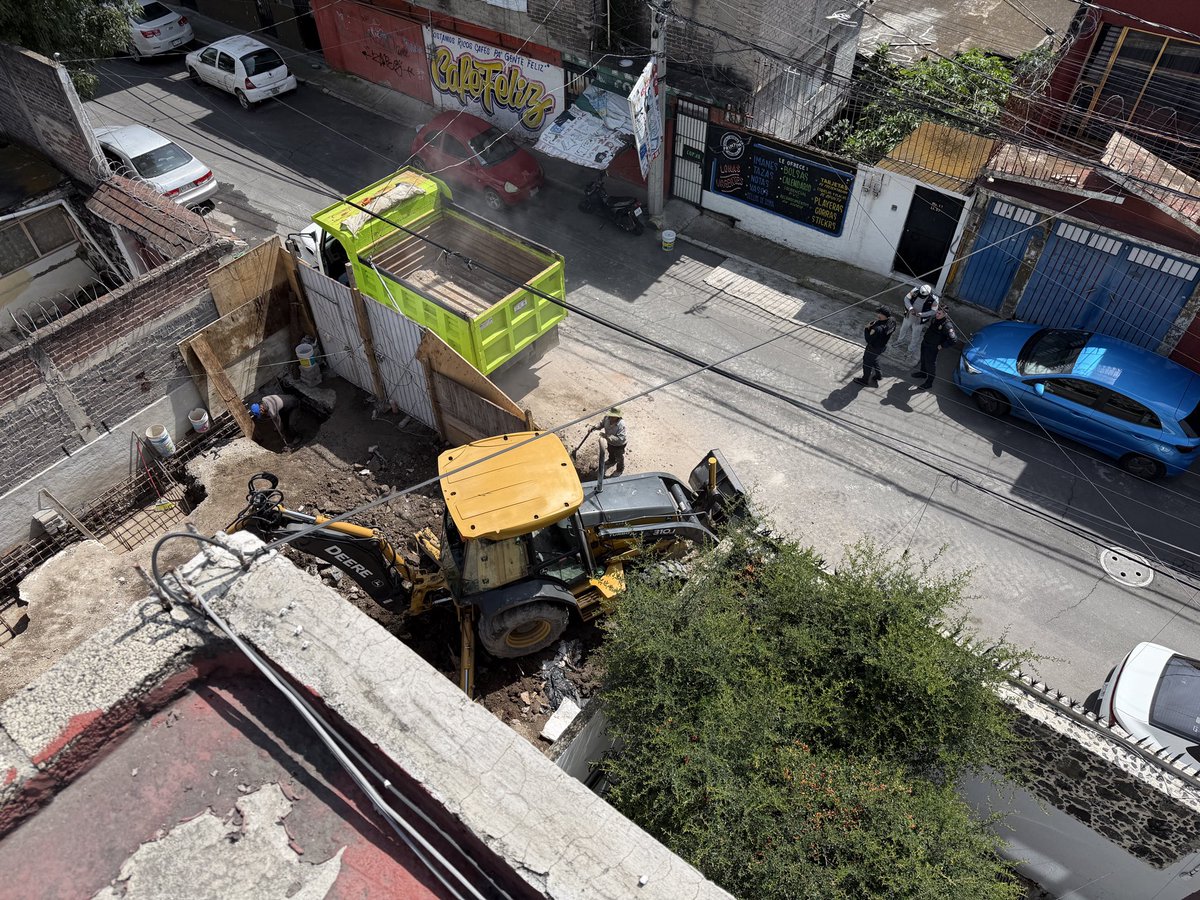 cpegonza's tweet photo. Hola @inveacdmx @Alcaldia_Coy cómo sucede que esta construcción tiene sellos de suspensión pero siguen construyendo, misma construcción que ha afectado mi vivienda y que se está realizando sin ninguna supervisión constructiva y menos medidas de seguridad. @giogutierrezag https://t.co/vJ7CjPt9Wd