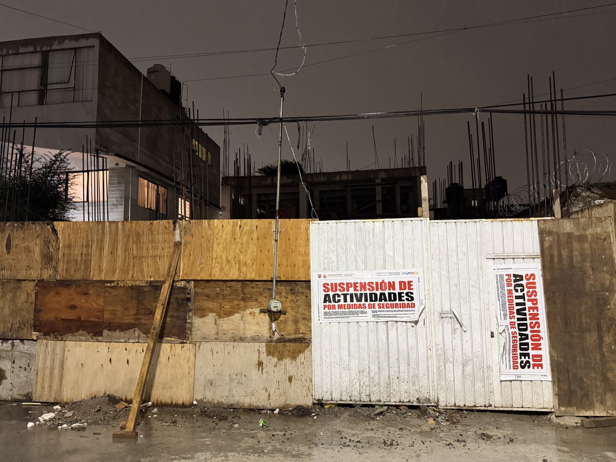 cpegonza's tweet photo. Hola @inveacdmx @Alcaldia_Coy cómo sucede que esta construcción tiene sellos de suspensión pero siguen construyendo, misma construcción que ha afectado mi vivienda y que se está realizando sin ninguna supervisión constructiva y menos medidas de seguridad. @giogutierrezag https://t.co/vJ7CjPt9Wd
