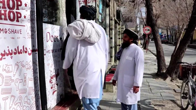 زنان و عالمان دین خواهان توقف بازداشت های زنجیره یی زنان از سوی طالبان شدند