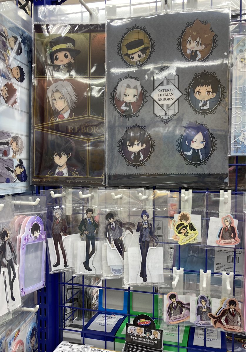 animateifnbs's tweet photo. 【グッズ入荷情報🌟】
「家庭教師ヒットマン REBORN!」より
《~damask code style~/ミニキャラ 燕尾服 Ver.》
・トレーディングクリアカード
・キャラバッジコレクション 各種
・アクリルスタンド 各種
等、新商品入荷しましたフナ!
#リボーン #REBORN
#アニ船入荷 https://t.co/NmthGHEt4y