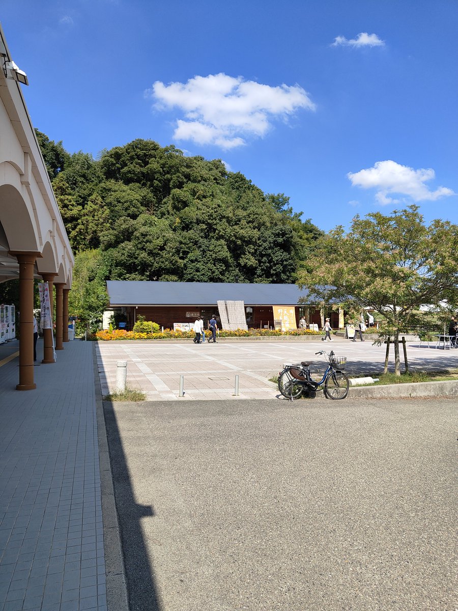 SnjYnghr's tweet photo. 河内長野の道の駅で土産買ったりして昼飯。
女子のようにランチがどうこうはない😀
1人のんびり落ち着いて食えたらなんでもええって感じ😀
景色を見ながら人生を振り返る…だけで反省なし😥
土産や♨️やあるのにランチに1000円とか払ってられへん。
のどかでええとこです。

#くろまろの郷 https://t.co/FXLTrGPDo8