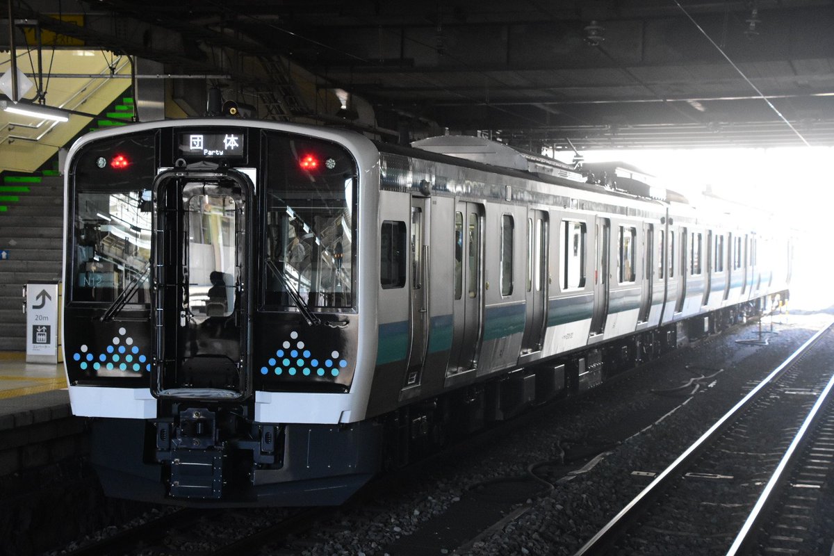 odphotographer's tweet photo. 2026/10/10
『E131系 乗車体験・放送体験イベント』@長野。
(E131系200番台 ナノN12編成)

長野駅 5番線にて実施。
団体方向幕で、車内LEDには何も表示されず、社内見学してる人も殆どいません。
置き換え対象である211系等との並びが、ここでも見られました。 https://t.co/7sdnivqEt9