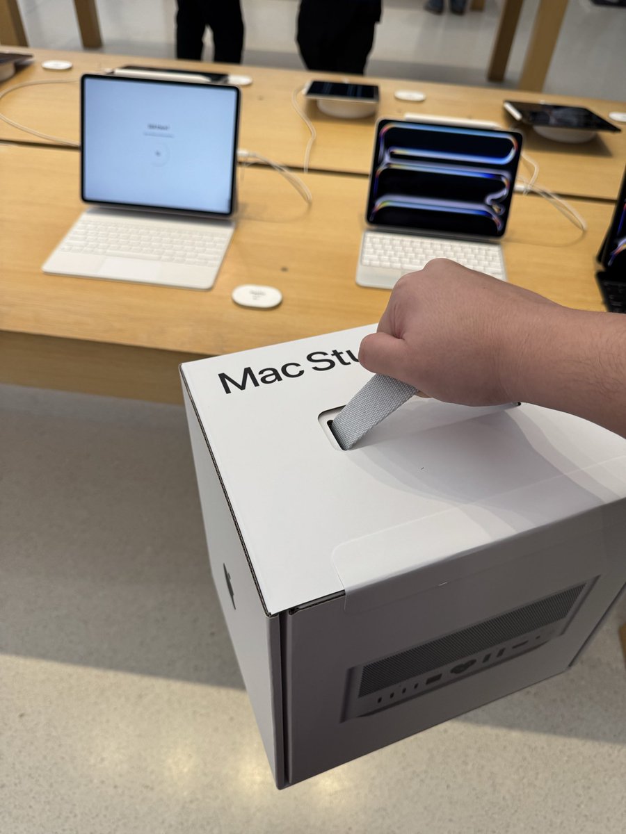 AlexGuichet's tweet photo. new toy.

M5 Ultra. 80 core GPU. 256 GB RAM.

sick piece of kit 🫨 https://t.co/iaeNhKWr5Z