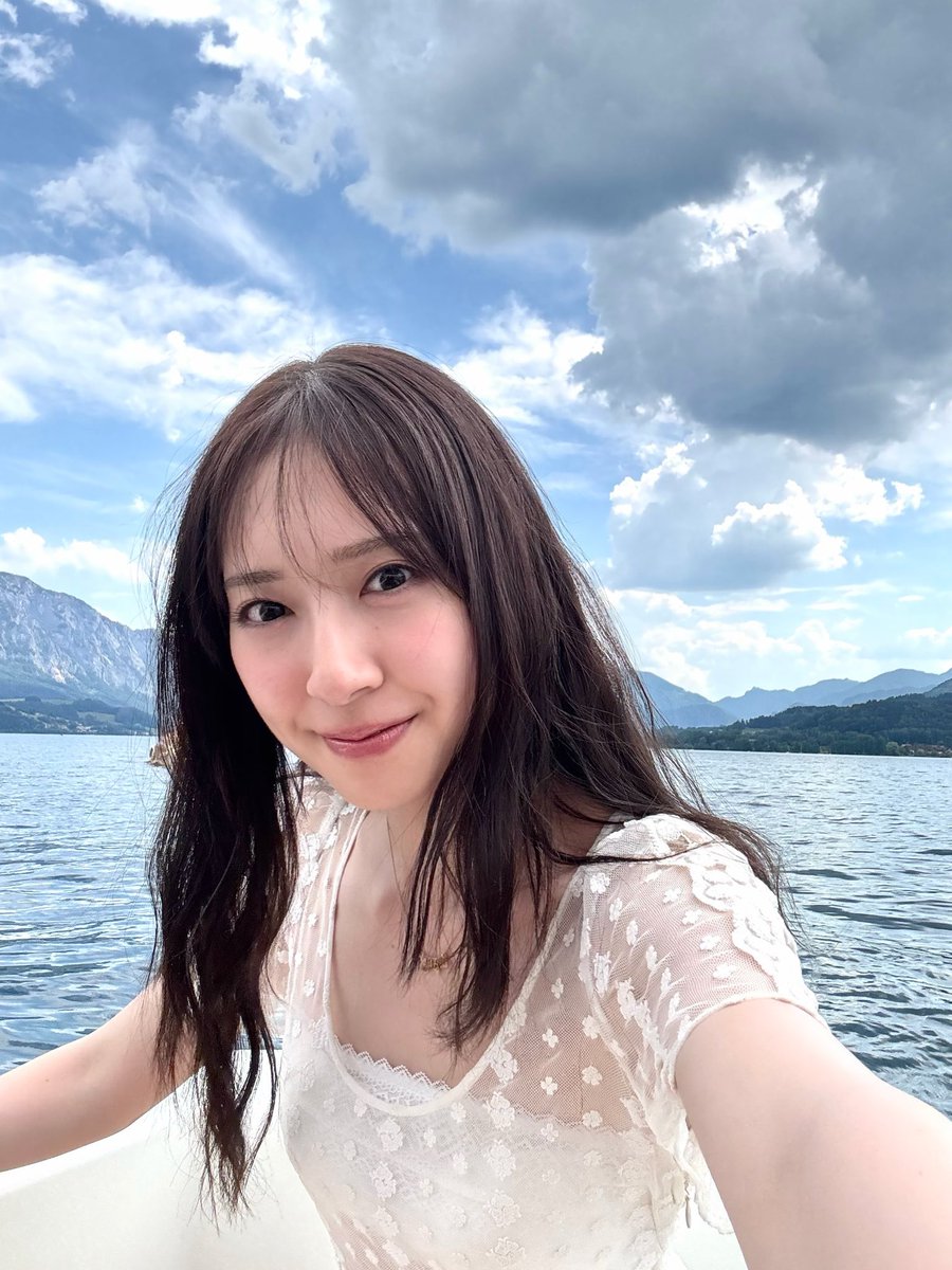 miku_2ndbook's tweet photo. 🍣オフショット公開🍣

先日公開された、ボートの上での儚げカット😌
ボートは２〜３人乗りの超小型で、
激しめの波に揺られました…🌊
若干の船酔いと闘いながら
スタッフのスマホで自撮りするみくちゃん🤳

#金村美玖2nd写真集_機微 https://t.co/Qjj2Gl3D8D