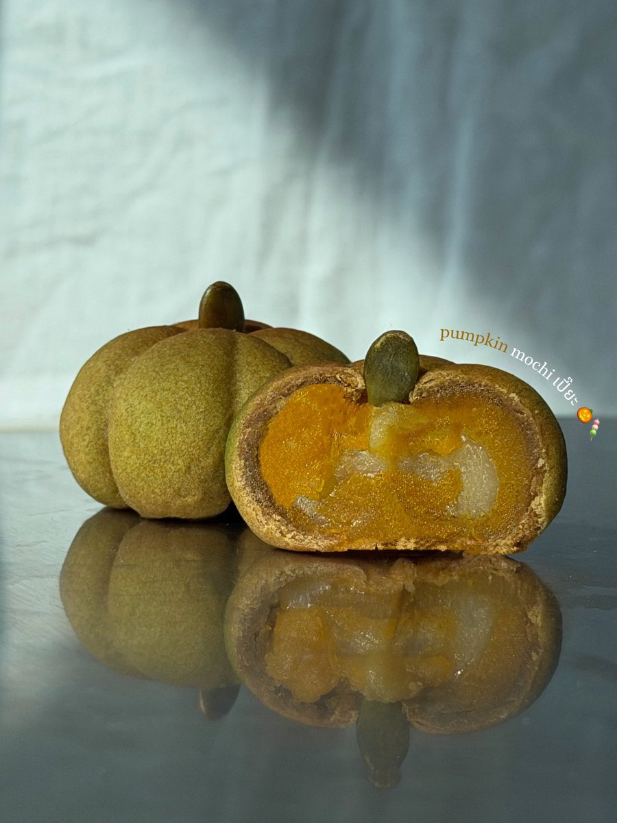 navoribkk's tweet photo. NEW! ขนมเปี๊ยะ Pumpkin Series 🎃
ต้อนรับเดือน Halloween ครั้งนี้มาในรูปแบบฟักทองลูกจิ๋ว ทั้ง 2 รส

🎃🧀Pumpkin Cream Cheese
เนื้อฟักทองนุ่มๆ เนื้อแน่นจากฟักทองที่กวนจนสุก รสชาติหวานมัน เติมความหวานอมเปรี้ยว ด้วยครีมชีสสดจากนิวซีแลนด์🇳🇿 

🎃🍡Pumpkin Mochi
เราใช้ฟักทองแก่ สีสวย เนื้อเนียนแน่น เพิ่มความหนึบหนับด้วยเนื้อโมจินุ่มๆ รสหวานแบบธรรมชาติ หอมฟักทองอ่อนๆ พร้อมความหวานนุ่มของโมจิ

🛵 สั่งได้ทาง GRAB / Line Shopping
📍 Central Rama9 ชั้น 1 Eats and Treats Zone ( ฝั่ง Department store 👀 )
🗓️ วันนี้ - 30 November 

#NAVORI #NAVORIBKK