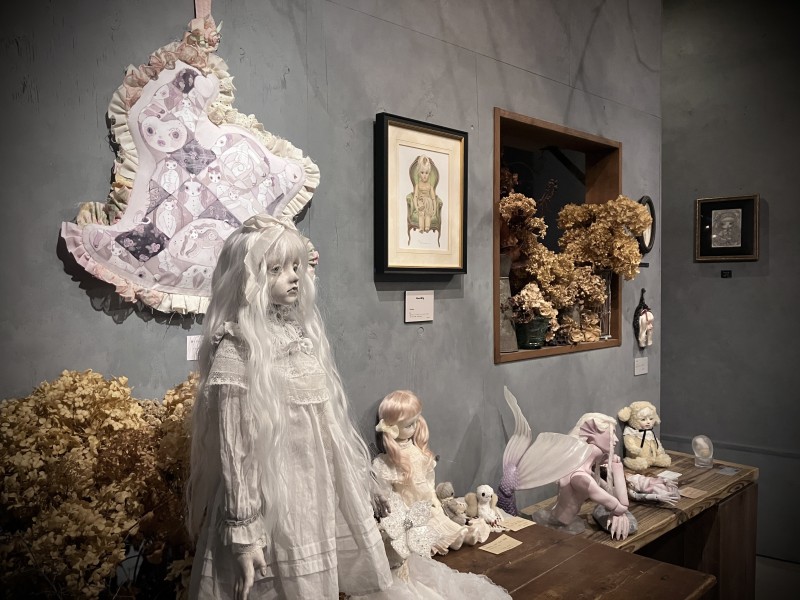 AjisaiGallery's tweet photo. gallery hydrangeaオープンいたしました。
企画展『 波音を待つ夜に 』7日目の営業時間も18:30までになります。

本日より、動画にて会場風景をお届けいたします。
作品と楽曲の共鳴が織りなす空間を、ぜひ心ゆくまでご堪能ください。
どうぞよろしくお願いいたします。

---------------------------

gallery hydrangea 企画展

『 波音を待つ夜に 』

会期：2026.10.02(金) ～ 10.11(日)

休廊：火・水

時間：13:00～18:30（最終日は17:00まで）

会場：gallery hydrangea（東京 曳舟）

招待作家：夏目 羽七海

テーマ：人形

入場無料

刻の積もる花咲く部屋で
 
海の記憶が香る頃
 
月の揺らめく霧海の森へ
 
夜風が遠い波音を運ぶ

#gallery_hydrangea #企画展 #波音を待つ夜に