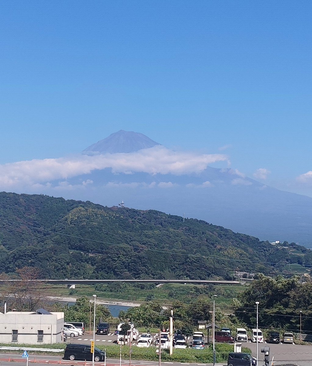 Miuchn17325's tweet photo. 3連休晴れ🌟夏に戻ったような暑さ❗シルバーウィークはずっと雨だったからこの3連休は思い切り楽しみたい☺️
サービスエリアから見る富士山久しぶりに頂上見た❗ https://t.co/H3IxikdodV