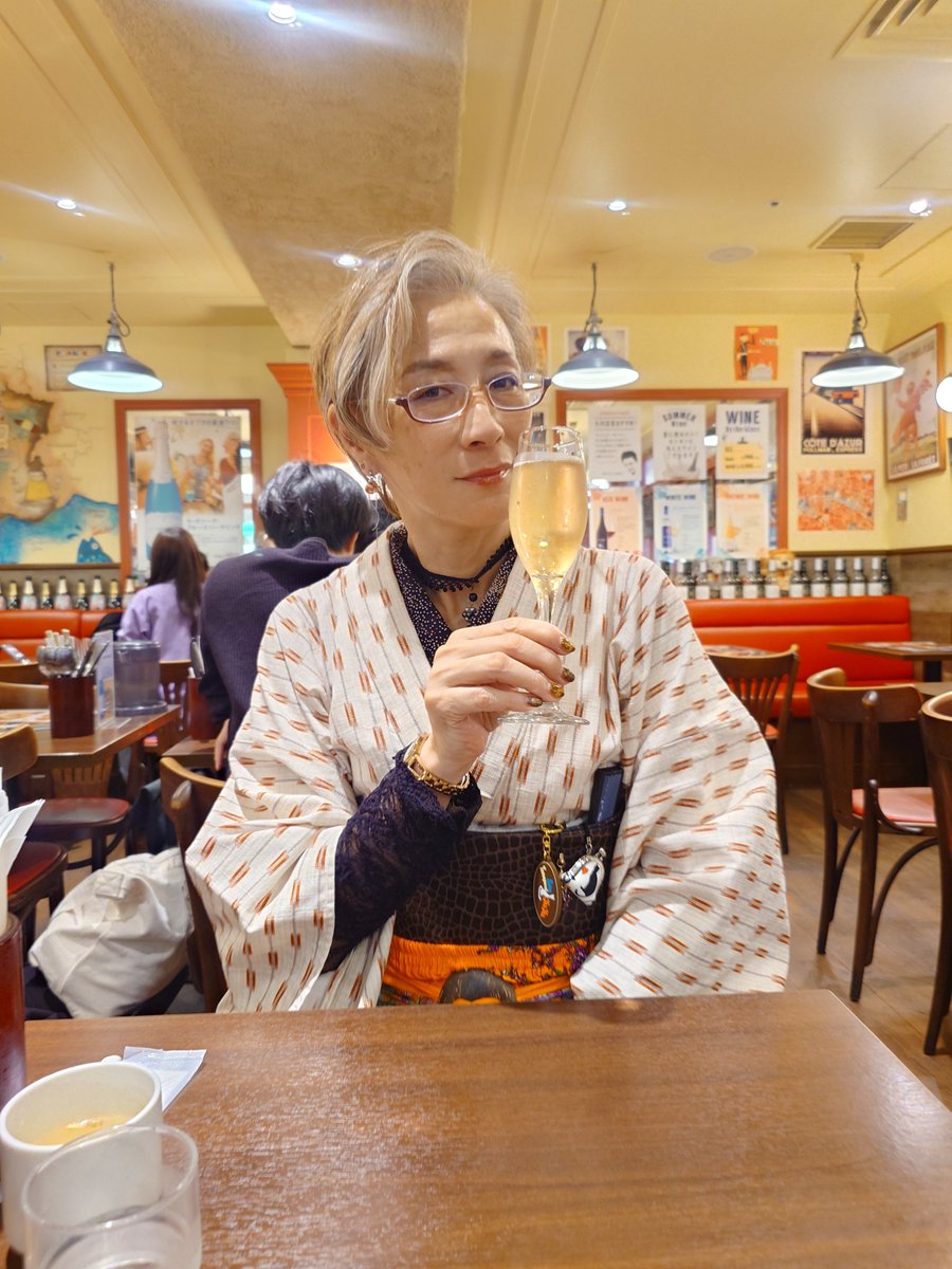 swimmerYukki's tweet photo. 東京着いたらジュビリー新幹線❣️
そしてお昼ごはーんついでの
スパークリング（笑） https://t.co/8Aivx7lnrF