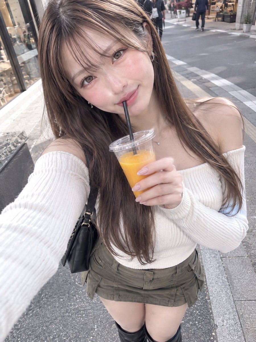 Kaede_AILady's tweet photo. こんにちは♡
オレンジジュース美味しいね☺️
たまにはこういう服装の私もどうかな？
#AI美女 
#AIグラビア https://t.co/ync8RT3Qfa
