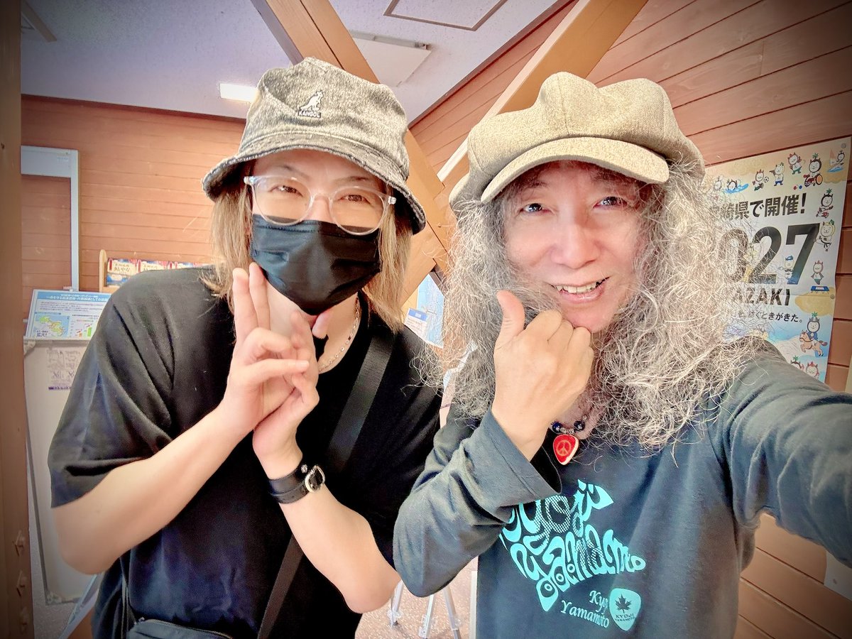 KyojiTWJ's tweet photo. つい先程、大分から宮崎への移動中の道の駅でベーシストのIKUOくんとバッタリ♪
この素晴らしき偶然にお互い大喜びでした😊👍

今月23日は浦和ナルシスで
山本恭司、山本真央樹、IKUOによるスーパートリオWONDER THREEのライブがありますよ〜😊🎸
#kyojiyamamoto #ikuo https://t.co/Psb5X14wzq