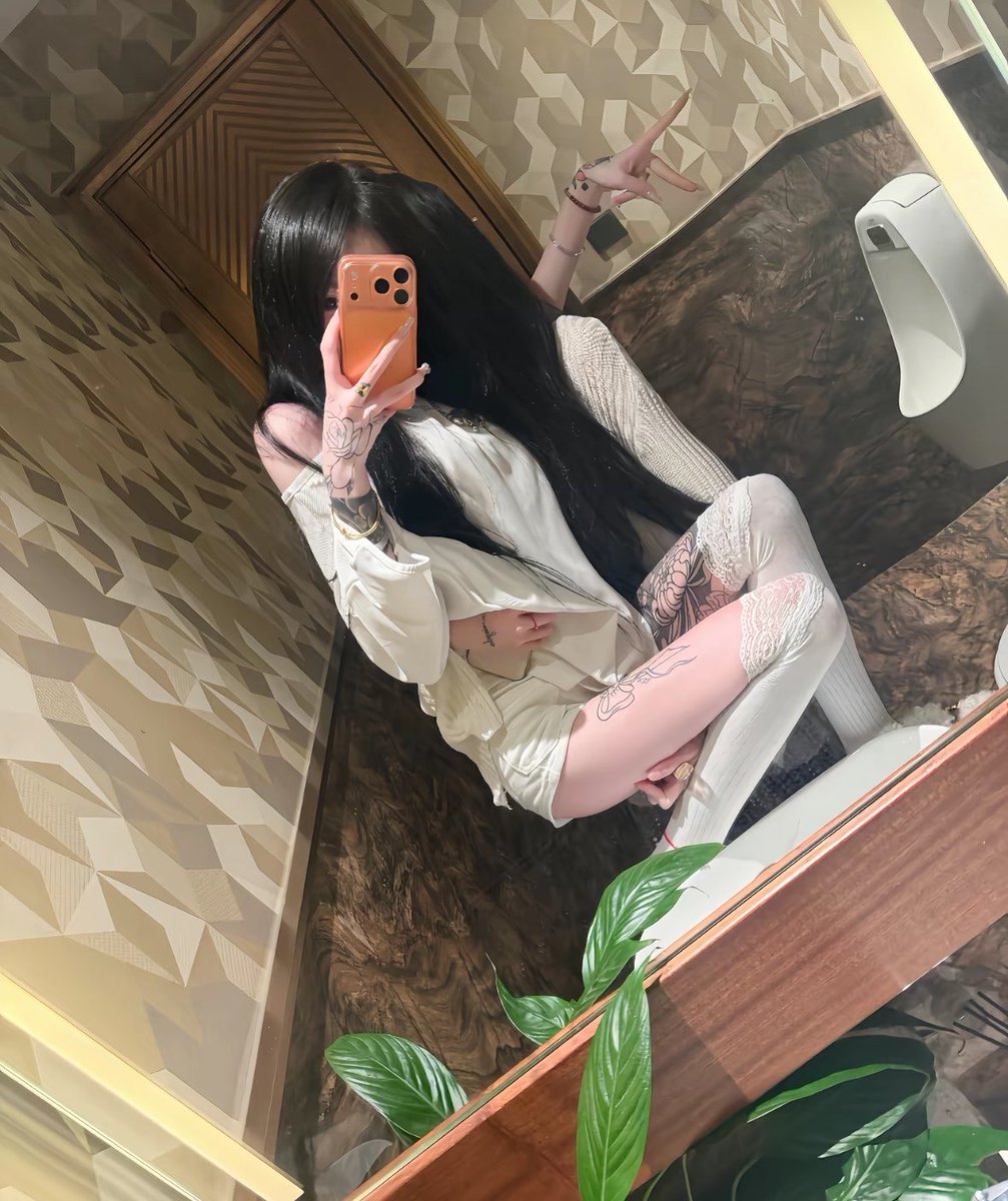 melodykitchen24's tweet photo. 还是当s爽，累了就有狗伺候，没钱了还有奴上贡，日子过的美死了，一群傻逼排着队送钱，身边根本不缺贱狗跪舔，都在乖乖等着我使用 #精神小妹 #女s #atm奴 #榨金 #上贡 https://t.co/GXrjwusSvS