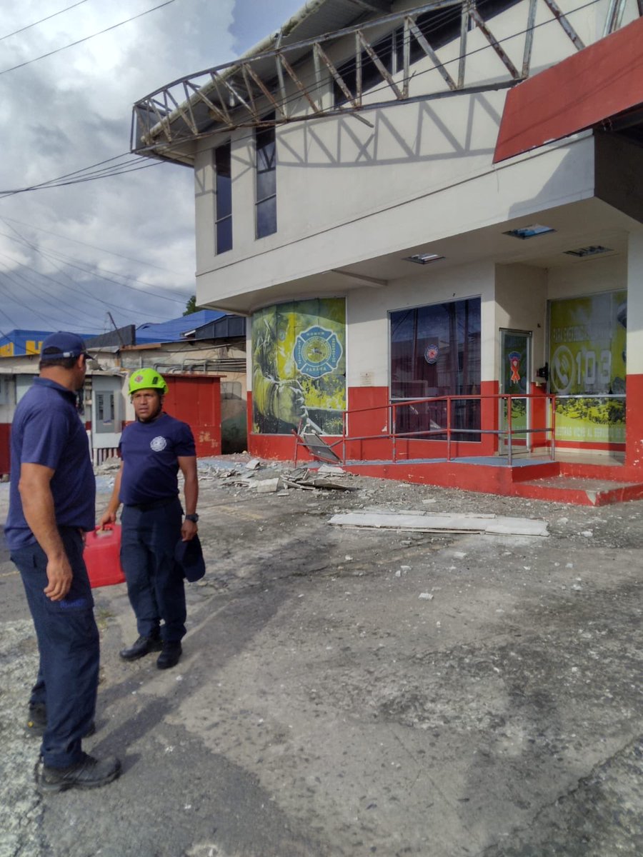 BCBRP's tweet photo. 🚨 #SismoPanamá | Bomberos de Veraguas mantienen monitoreo permanente tras reportes de afectaciones en estaciones, edificios, vías y comunidades. Personal y voluntarios están en alerta. https://t.co/aRyR3sq7w1