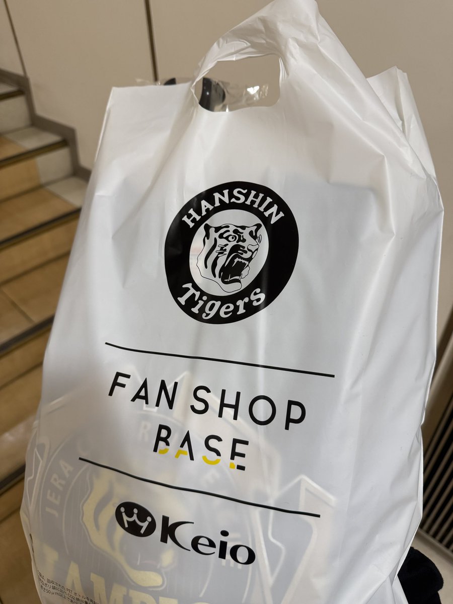 minato___Tigers's tweet photo. 買いたいもの買い漁りました。
全フロアでずっと六甲おろし流れてて神
ここは阪神百貨店ですか？ https://t.co/TX3B4QveS0