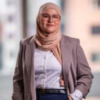 tscheldt's tweet photo. Vrienden, aanschouw hier een nieuw soort 'journalist' in Vlaanderen. Dit specimen schrijft voor Het Laagste Nieuws.
In het echt heet ze Ghadija Akouk. Onthoud haar naam want zij is de eerste van velen die klaar staan de ware journalistiek te ontwrichten, verminken en verkrachten. 
Zo schreef Akoukske gisteren dat Filip Dewinter en Anke Vandermeersch opgepakt waren na een incident in het stadhuis van Antwerpen. Akoukdingske suggereerde dat beide politici het incident hebben uitgelokt en dat Anke Vandermeersch de moeder van een bruid zou geslagen hebben.
In werkelijkheid zijn beide politici nooit opgepakt en heeft een bende onaangepasten beide politici in het gebouw plots herkend en van de gelegenheid gebruik maakt om hen lastig te vallen en klop te geven.
HLN is een collaboratiegazet die vorige week nog betrapt is op het gebruiken van 50 zwartwerkers waarvan 30 migranten zonder papieren om de gazet 's nachts te verdelen.
HLN werkt actief mee aan het faciliteren van grote structuren waar illegale islamisten hun geld in kunnen verdienen, zich in kunnen verbergen en de maatschappij letterlijk van binnen en van onderuit kunnen veranderen in bepaalde 'thuislanden'.
Open uw ogen!!! Zeg uw HLN abbonement op! Laat hun gedrukte zeverbrol links liggen.