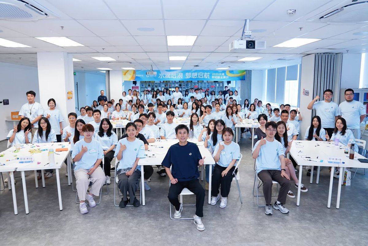 shenpengwdh's tweet photo. 最近在X上认识了不少新朋友，也看到了很多熟悉的面孔。谢谢大家的关注和支持，也借这个机会，介绍一下自己。

我是沈鹏，水滴公司创始人，在山东沂蒙山长大，后来到北京读大学。

大学还没毕业时，我试着给兴哥发邮件求职，后来成了美团第一个实习生，也是第10号员工。那时大家忙晚了就在办公室打地铺。我跟奶奶说，公司很好，大家一起吃、一起住，她担心我被骗，我还专门回趟山东老家，跟家里解释了一晚上。

在美团的六年，我跑过商户、带过团队，经历了“千团大战”，也和伙伴参与了美团外卖从0到1。那段时光是我非常宝贵的经历。

2016年，29岁的我离开美团，创办水滴。此前，一位同事的母亲患重病，筹钱治病很不容易。这让我一直在想，能不能用互联网，让普通家庭面对疾病时多一份保障。后来有了水滴互助、水滴筹、水滴保和翼帆医药。2021年，水滴在纽交所上市。今年，创业已经十年了。

现在，我把很多精力都投入在AI上，和团队一起探索未来健康保障的可能性。也想在这里分享创业、做业务、带团队的体会，以及曾经走过的弯路。

大家想听我聊什么？美团早期和水滴创业的故事，AI在业务里的应用，还是职业选择和个人成长？欢迎留言或提问，我会认真看，也尽量回复大家。🙏