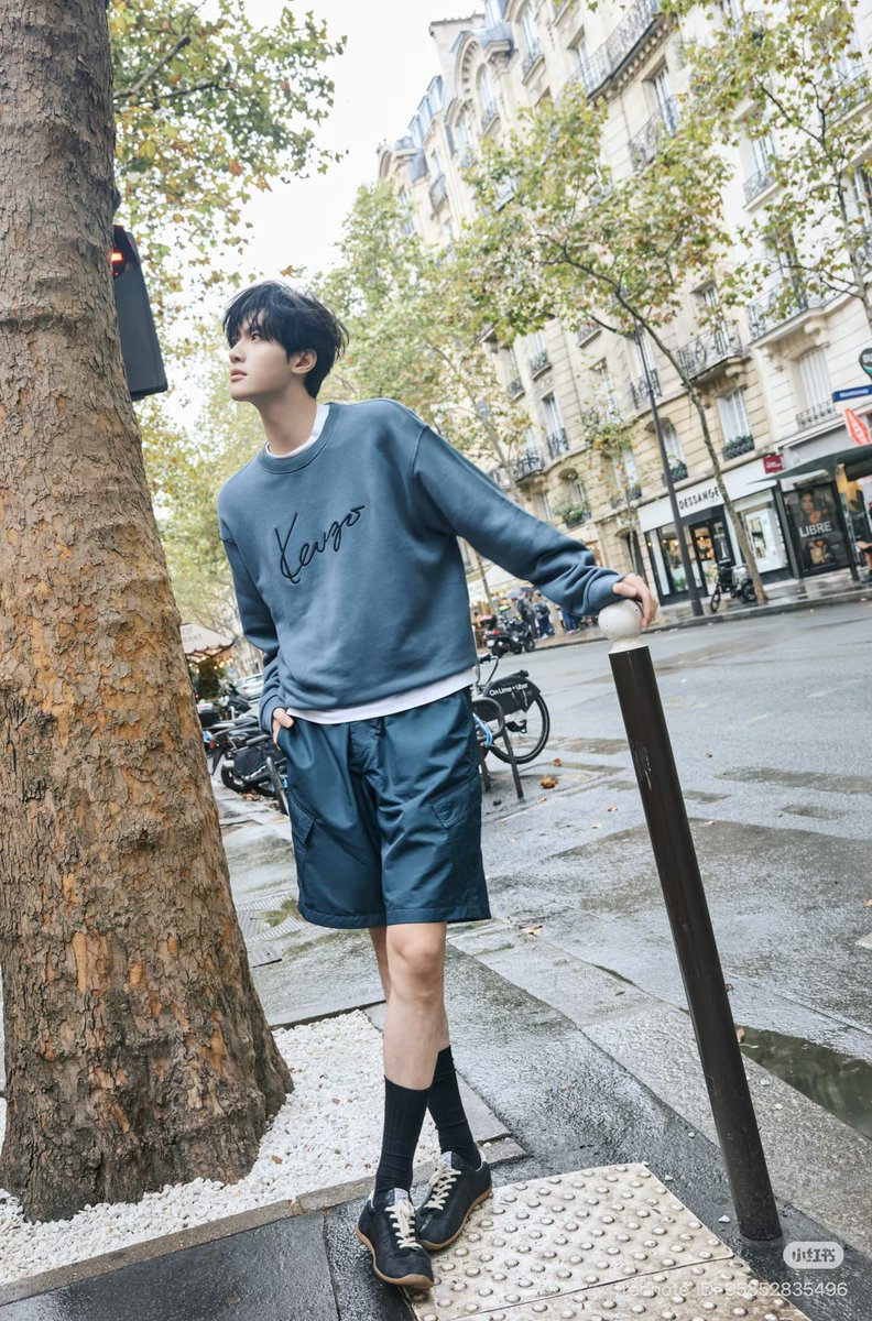 moondustar127's tweet photo. Kenzo 샤홍슈
261010

KENZO 핸드라이팅 로고 컬렉션 | 전헌
배우 전헌 KENZO 핸드라이팅 로고 컬렉션을 착용했습니다. 빈티지하면서도 차분하고 서늘한 색감에 KENZO 특유의 핸드라이팅 로고가 어우러져, 여유롭고 당당한 아우라를 자연스럽게 드러냅니다. https://t.co/LQEq6TkK4t