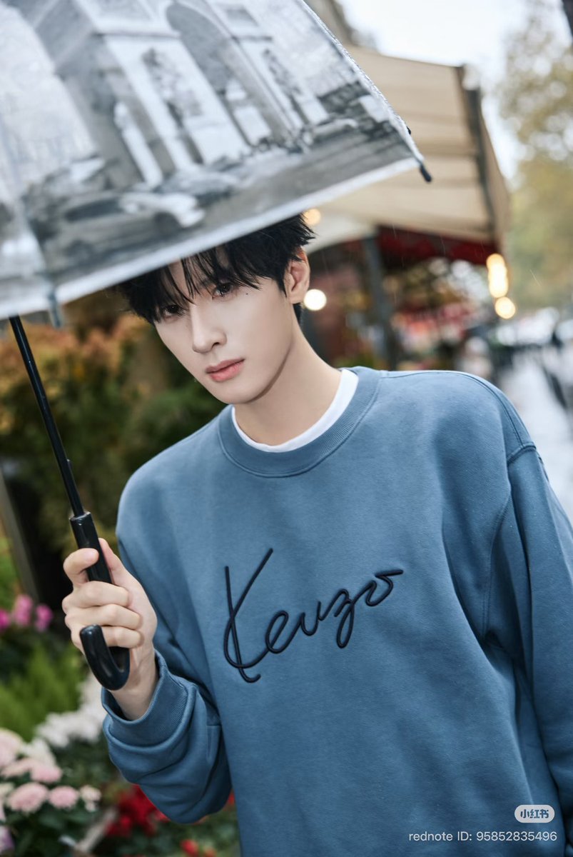 moondustar127's tweet photo. Kenzo 샤홍슈
261010

KENZO 핸드라이팅 로고 컬렉션 | 전헌
배우 전헌 KENZO 핸드라이팅 로고 컬렉션을 착용했습니다. 빈티지하면서도 차분하고 서늘한 색감에 KENZO 특유의 핸드라이팅 로고가 어우러져, 여유롭고 당당한 아우라를 자연스럽게 드러냅니다. https://t.co/LQEq6TkK4t