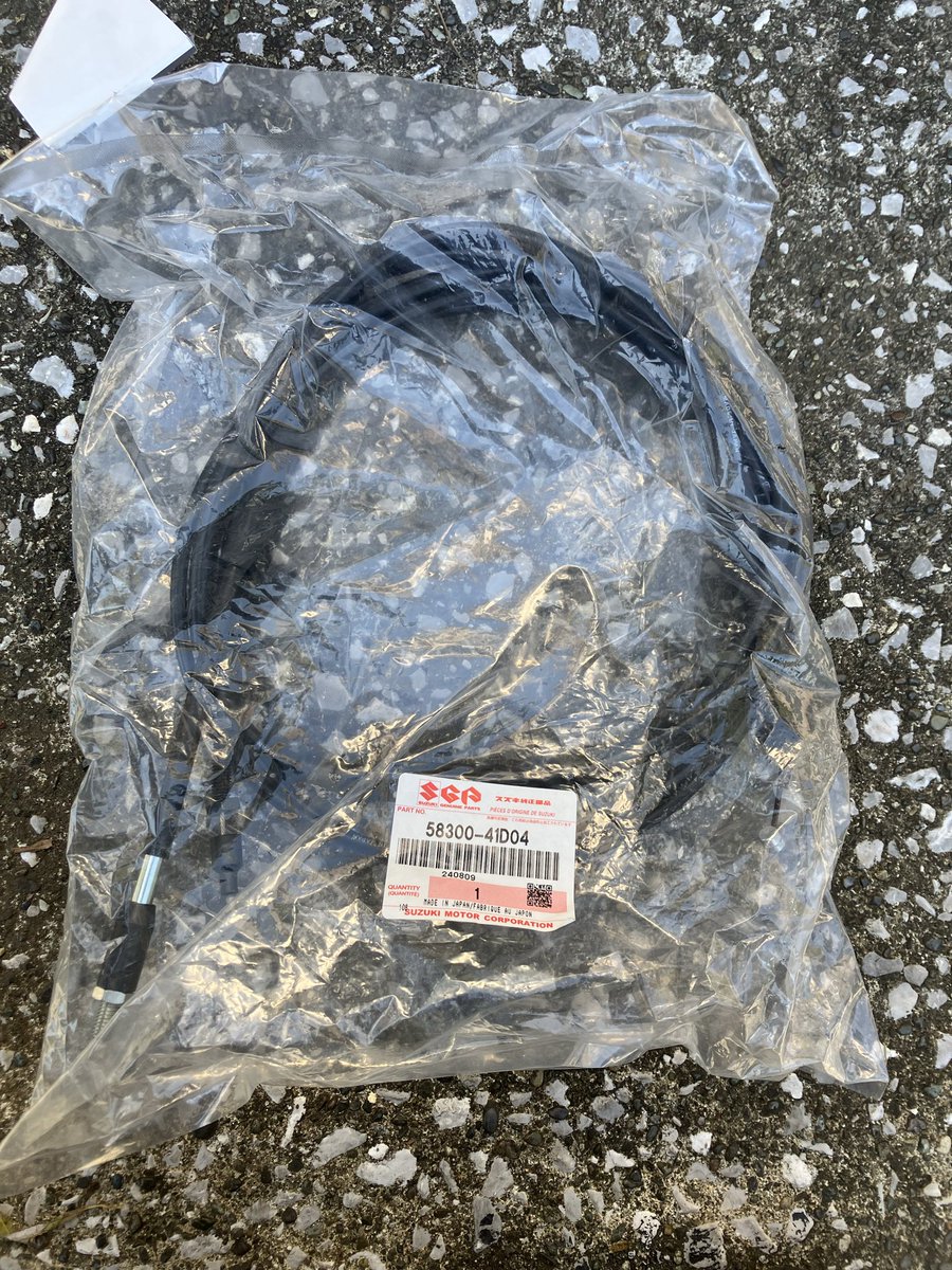 hysk2413's tweet photo. 今日は以前からやろうとしていた純正キャブの調整だったが、傷んでいたスロットルワイヤーとアウトレットチューブがそろそろお釈迦なので追加で作業をする。
絶版車は部品があるうちに確保しておけば安心やね☺️ https://t.co/3NfNqjXTES