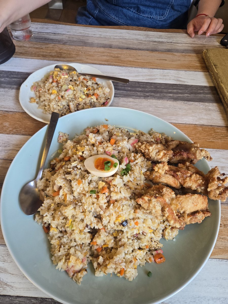 utsusan0317's tweet photo. デカ盛りの店二代目蝦夷にて
唐揚げ乗せチャーハンのてんこ盛りいただきました
チャーハンだけで1.2～1.3kg
奥のお皿は半チャーハン
なんとか完食できました
対戦ありがとうございます https://t.co/eQCLmGxaIS