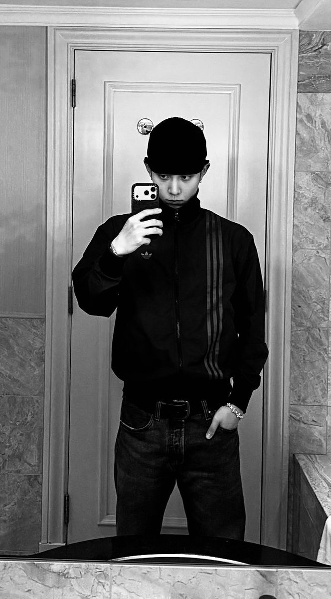 e8stlc's tweet photo. #ootd 
#mirrorselfies https://t.co/ZqSJn1Hn4N