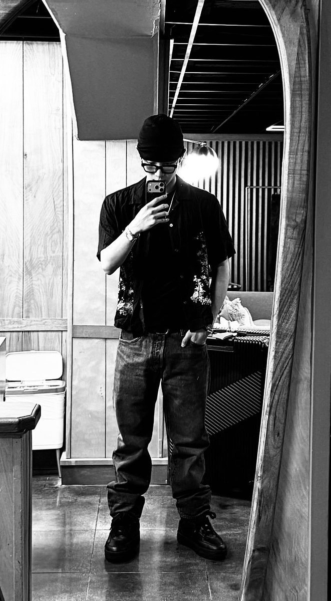 e8stlc's tweet photo. #ootd 
#mirrorselfies https://t.co/ZqSJn1Hn4N