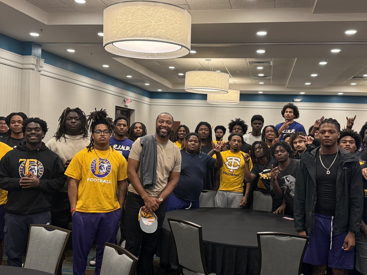 Coach_JJackson2's tweet photo. I appreciate my guy Larry Fitzgerald for stopping through and talking to the kids tonight https://t.co/wOapC6g25I