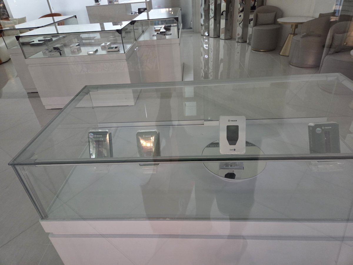 yarvin_stoltz's tweet photo. War gerade vor Ort. Der Shop CryptoBilis ist nun tatsächlich geschlossen.
Problem: Die verkauften dort nicht nur Ledger, sondern auch @Trezor @SafePal &amp; @OneKeyHQ Wallets.
Bin gespannt, ob diese auch betroffem sind. https://t.co/jtnhYUbxXL