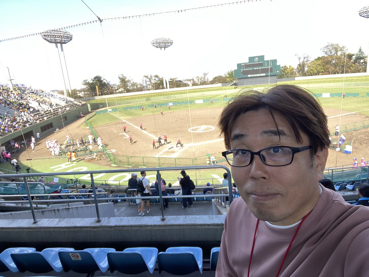 weeklyshimo's tweet photo. 今日から3日間保土ヶ谷野球場で開催されている #JDリーグ を観に来た🥎

いつもは #スタジアムmc 側だから新鮮✨

この3日間MCを担当する人がまさかの知り合いだった（笑）

20年ぶり😄

#女子ソフトボールリーグ https://t.co/iTQ07loGkG