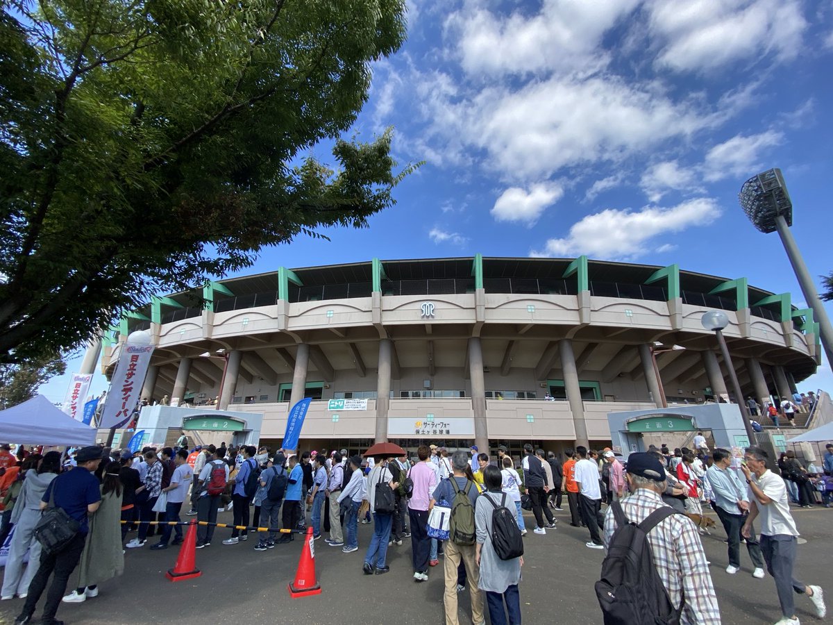 weeklyshimo's tweet photo. 今日から3日間保土ヶ谷野球場で開催されている #JDリーグ を観に来た🥎

いつもは #スタジアムmc 側だから新鮮✨

この3日間MCを担当する人がまさかの知り合いだった（笑）

20年ぶり😄

#女子ソフトボールリーグ https://t.co/iTQ07loGkG