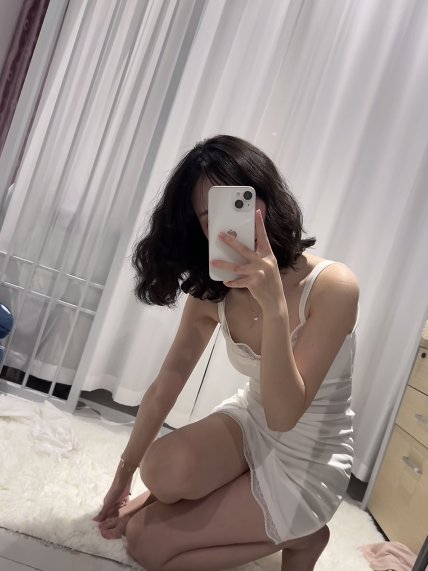 Quatarll's tweet photo. 在安静的家中，哥哥趁父母外出，与原创妹妹展开了一场禁忌的交流。两人相视一笑，气氛逐渐升温。哥哥轻轻拥抱妹妹，双手在她的腰间游走，妹妹��身体微微颤抖，但并未抗拒。哥哥的动作越来越大胆，逐渐深入，妹妹的小穴紧致而敏感，让他欲罢不能。在激情的���使下，哥哥最终决定无套内射，将一切交给妹妹 https://t.co/Lr5M9motJA
