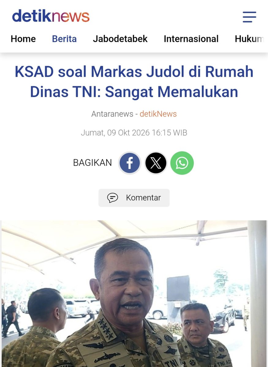 MiskinTV_'s tweet photo. Mungkin ini salah satu alasan JUDOL ga bisa diberantas di Indonesia.

Markas judol ternyata nongkrong di rumah dinas TNI di Cijantung. Warga sekitar yang curiga langsung gerebek sendiri, 11 warga sipil dibawa dan 32 komputer disita. Penghuni aslinya, seorang prajurit anggota Garnisun, kini ditahan karena diduga menyewakan rumah itu ke sipil.

Rumah dinas buat prajurit, kok bisa jadi kantor judol??? Untung warganya lebih jeli.