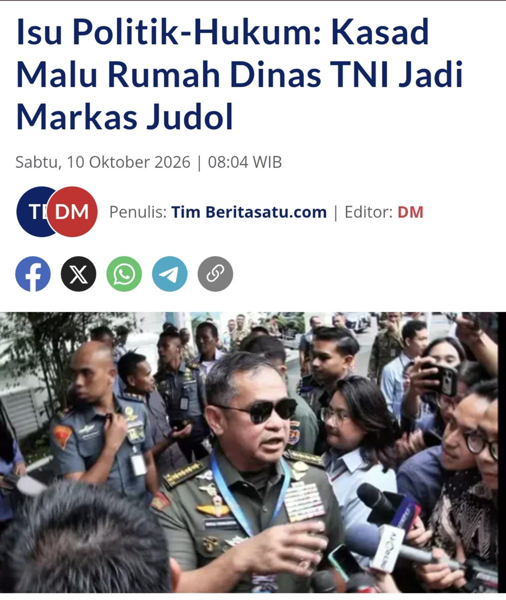 MiskinTV_'s tweet photo. Mungkin ini salah satu alasan JUDOL ga bisa diberantas di Indonesia.

Markas judol ternyata nongkrong di rumah dinas TNI di Cijantung. Warga sekitar yang curiga langsung gerebek sendiri, 11 warga sipil dibawa dan 32 komputer disita. Penghuni aslinya, seorang prajurit anggota Garnisun, kini ditahan karena diduga menyewakan rumah itu ke sipil.

Rumah dinas buat prajurit, kok bisa jadi kantor judol??? Untung warganya lebih jeli.