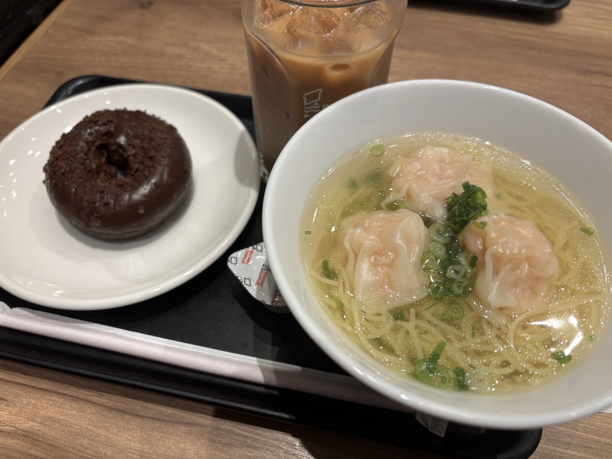 O_ree_19's tweet photo. 最近まじでダブルチョコレートにハマってる。海老ワンタン麺美味かったです https://t.co/JP3PLk24Nk