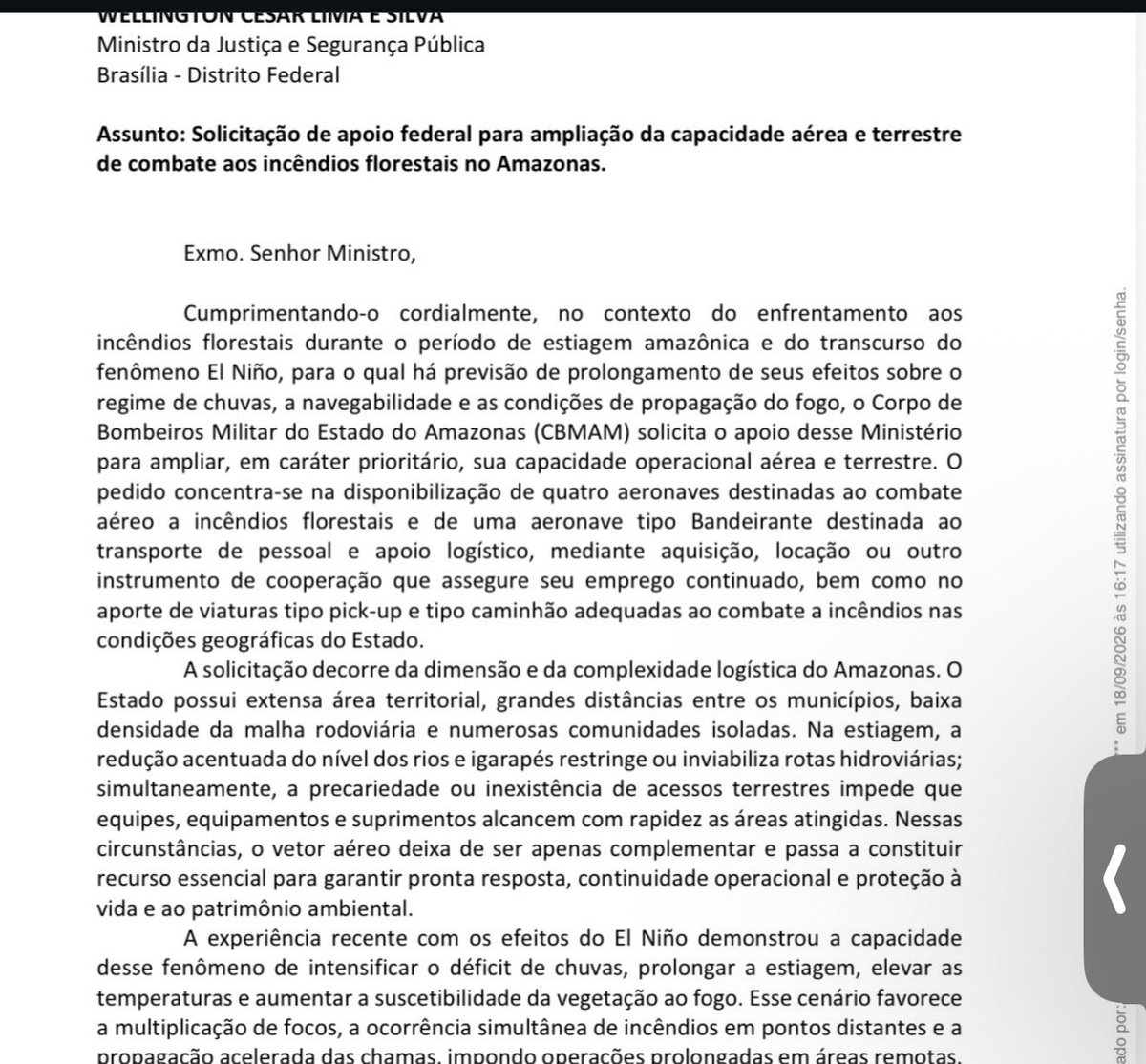 jessicapopoff_'s tweet photo. O coronel tão inteligente fez o pedido errado e ainda posta isso como “prova”.
Em documento ele pede ao  Ministério da Justiça a DOAÇÃO de 4 aviões de combate a incêndio e mais um avião de transporte. 
A Secretaria Nacional de Segurança Pública respondeu que não tem esses aviões disponíveis para DOAR  e o orientou a usar os canais normais de financiamento (editais, Fundo Nacional de Segurança Pública ou emendas) para contratar ou comprar o que precisa.
Isso não significa que o governo federal se recusou a ajudar. 
O Ministério da Justiça não é o órgão que mantém frota de aviões de combate a queimada. Quem coordena o apoio operacional aéreo em incêndios florestais é principalmente o Ibama (pelo Ciman Federal). 
E foi por esses canais que o governo federal já  HAVIA DISPONIBILIZADO o apoio. 
 Também já haviam sido liberados recursos do Fundo Amazônia para o próprio Corpo de Bombeiros do Amazonas se estruturar.
Resumindo: o pedido de doação direta foi feito a um órgão que  não é responsável por isso.
O governo federal respondeu dentro da competência dele e o apoio real às queimadas está sendo dado pelos canais corretos.